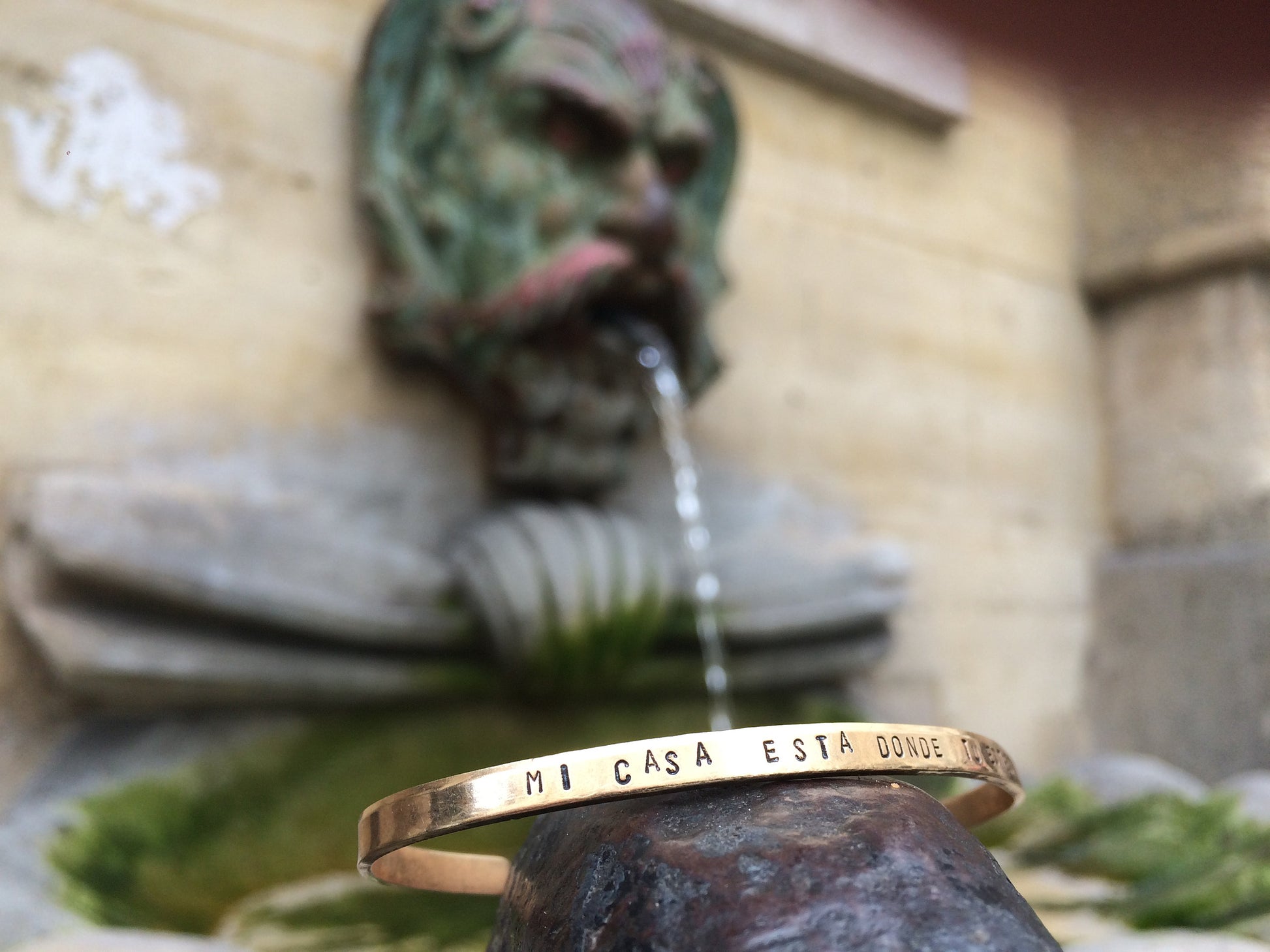 gold bracelet with quote, citas en español 